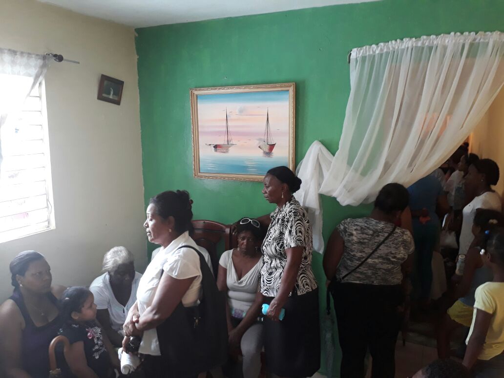 Familiares en el hogar del joven asesinado.