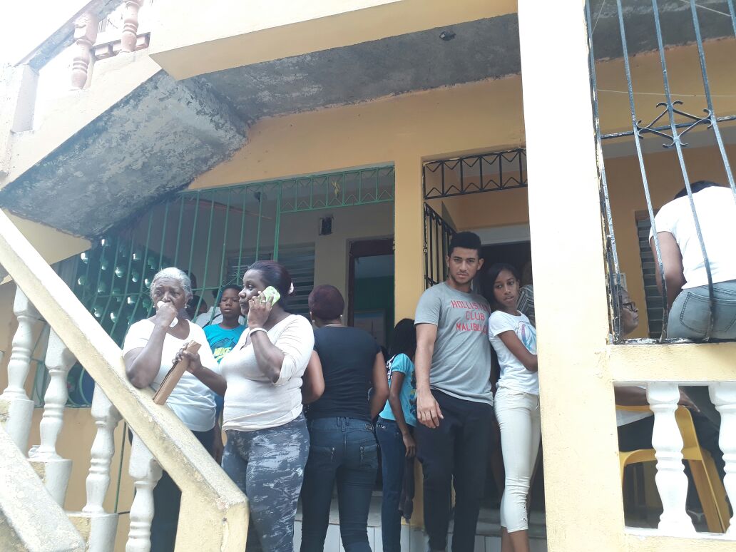 Familiares y vecinos en el hogar del joven asesinado.