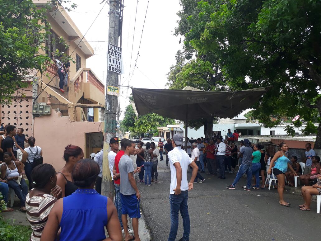 Vecinos y familiares se preparan para la llegada del cuerpo del joven asesinado por el cura.