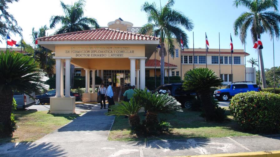 Egresados de Escuela Diplomática  critican nombramientos en Cancillería