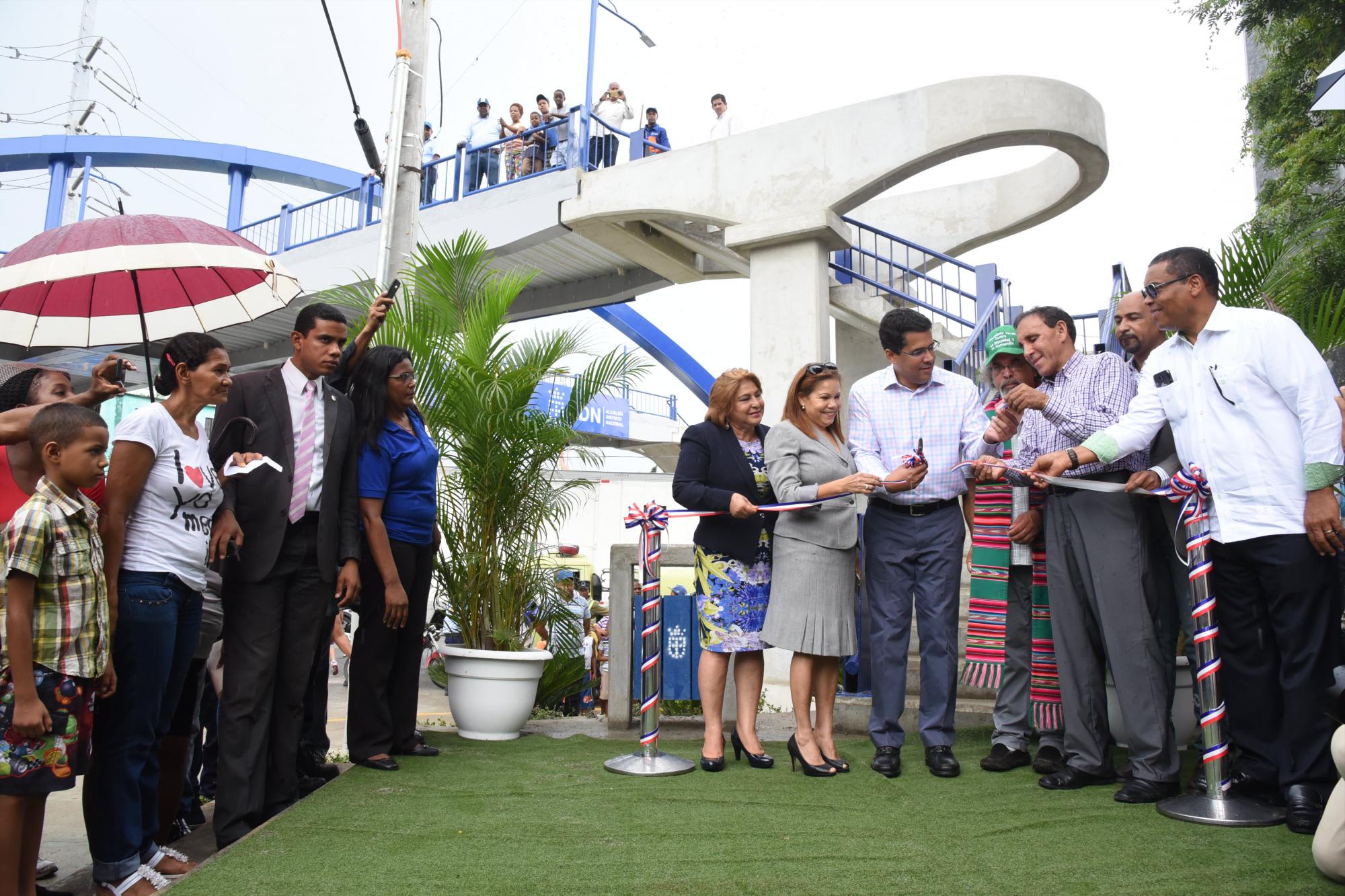 El corte de cinta que dejó inaugurada la obra.