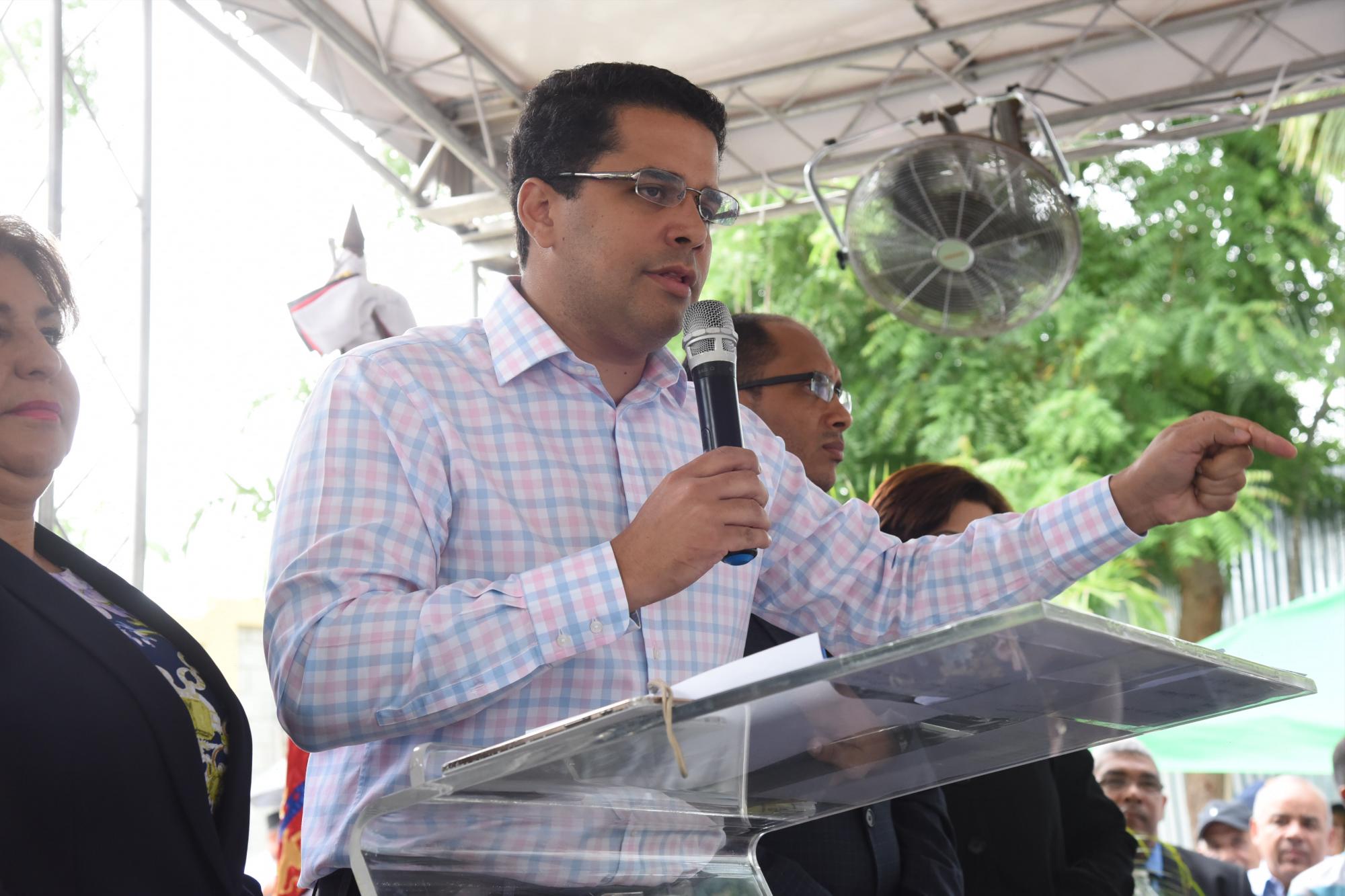 El alcalde David Collado habla a los asistentes.