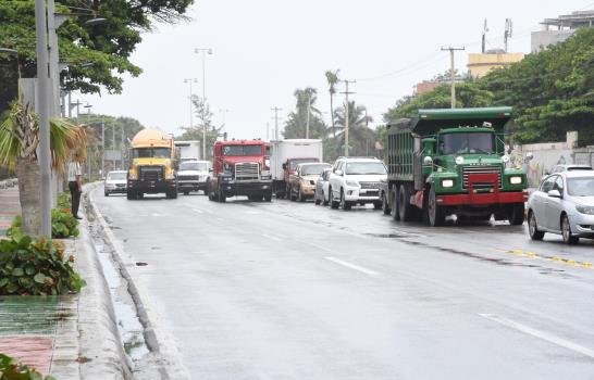 Camioneros comienzan a respetar vía del Malecón Camioneros comienzan a respetar vía del Malecón