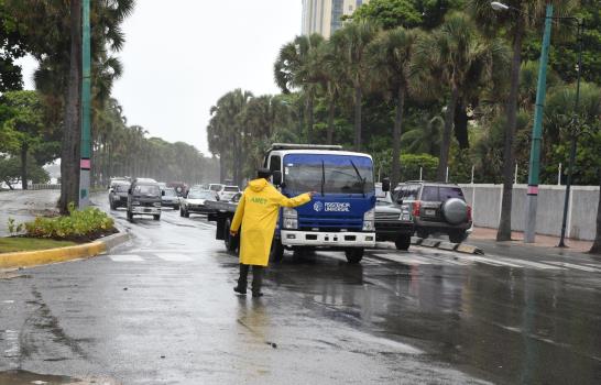 Camioneros comienzan a respetar vía del Malecón Camioneros comienzan a respetar vía del Malecón