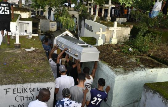 Con cerveza, sepultan adolescente asesinado y de cuyo crimen acusan a sacerdote