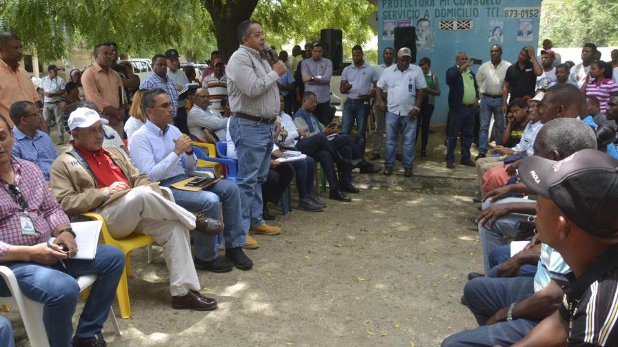 Comisión presidencial evalúa peticiones de productores de Barahona Comisión presidencial evalúa peticiones de productores de Barahona