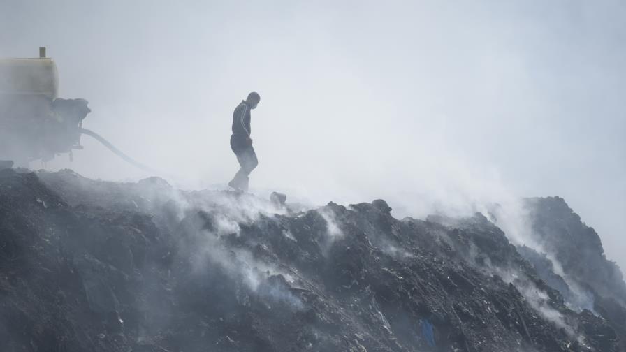 Fuego del vertedero de Tamboril ha costado tres millones de pesos al  Estado y continúa