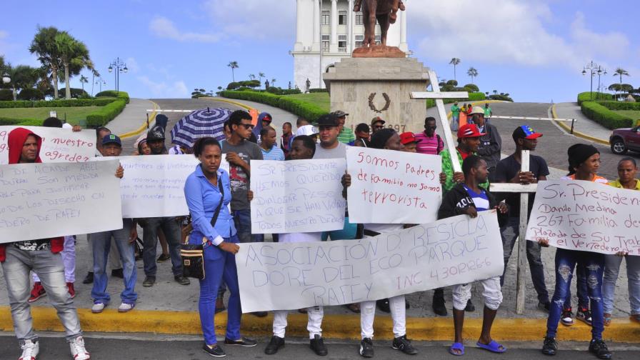 Recicladores del vertedero de Rafey realizan peregrinación hacia el Palacio Nacional 
