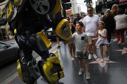  Superhéroes recorren bulevar de Hollywood