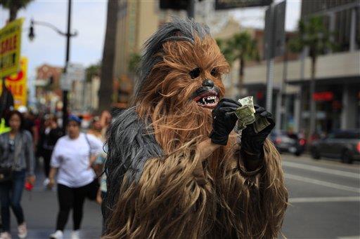  Superhéroes recorren bulevar de Hollywood