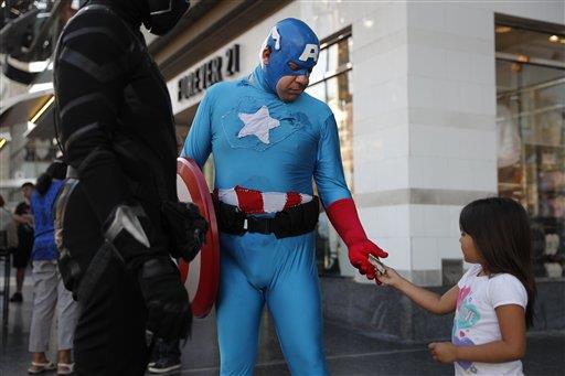  Superhéroes recorren bulevar de Hollywood