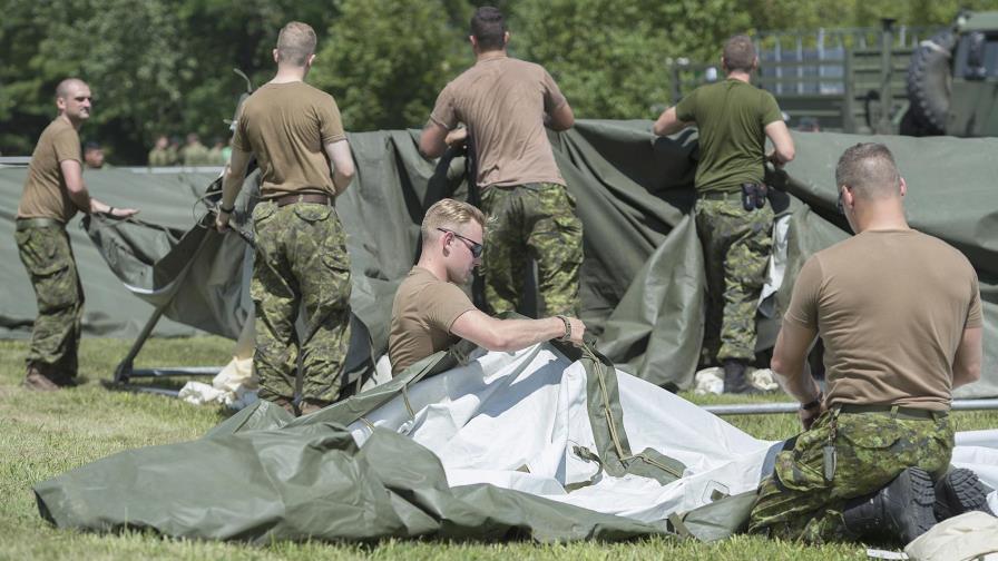 Soldados canadienses construyen campamento de refugiados en frontera con EE.UU. Soldados canadienses construyen campamento de refugiados en frontera con EE.UU.
