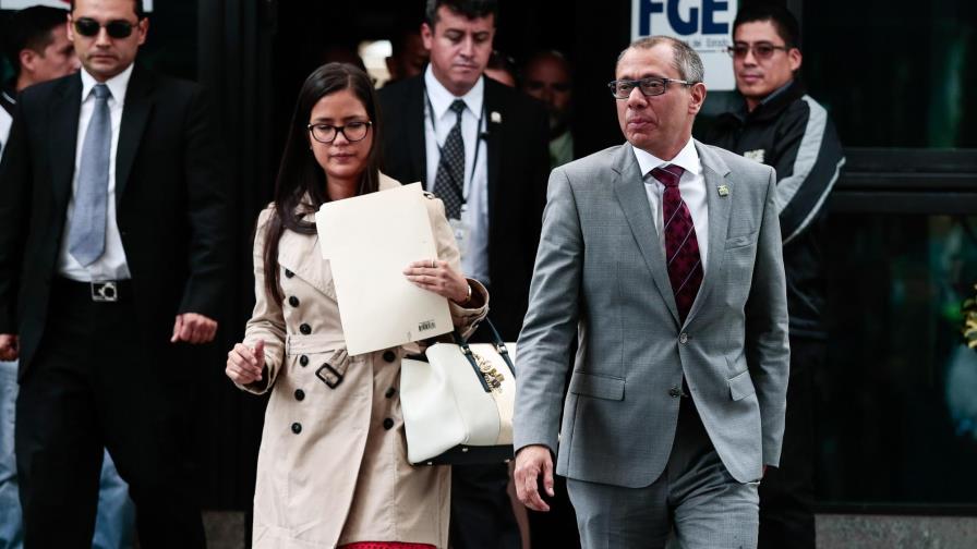 Glas advierte de persecución política tras declarar por 7 horas en Fiscalía