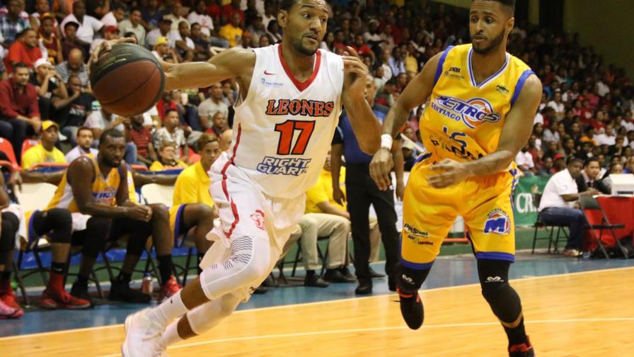 De León y Liz colocan a los Metros 2-0 delante en la final con los Leones De León y Liz colocan a los Metros 2-0 delante en la final con los Leones