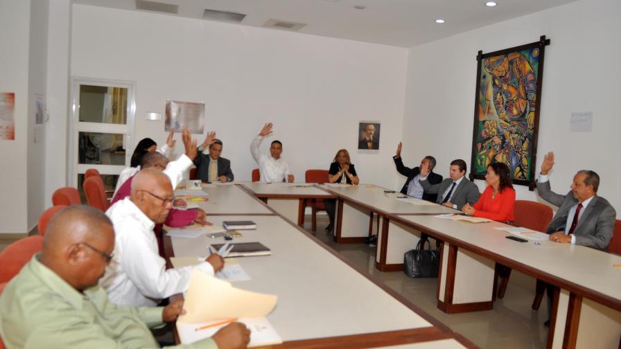 Aprueban aumento salarial en tarifas de operadores de máquinas pesadas agrícolas, hoteles, bares y restaurantes  