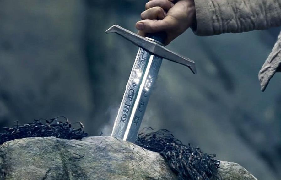 Hollywood reinventa el mito del rey Arturo en una película “sorprendente”