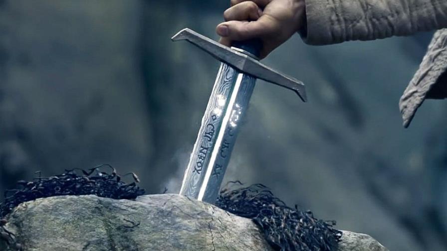 Hollywood reinventa el mito del rey Arturo en una película “sorprendente”