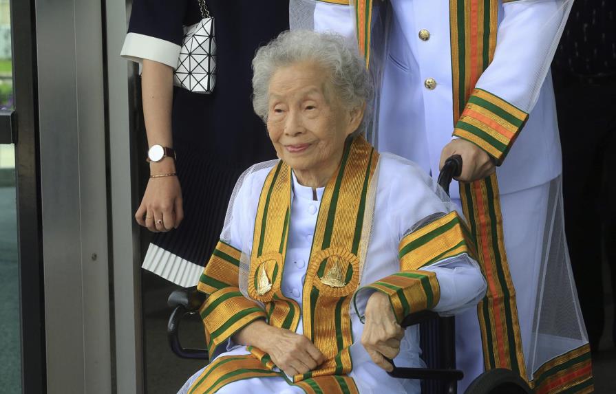  Mujer de 91 años se gradúa de universidad en Tailandia 
