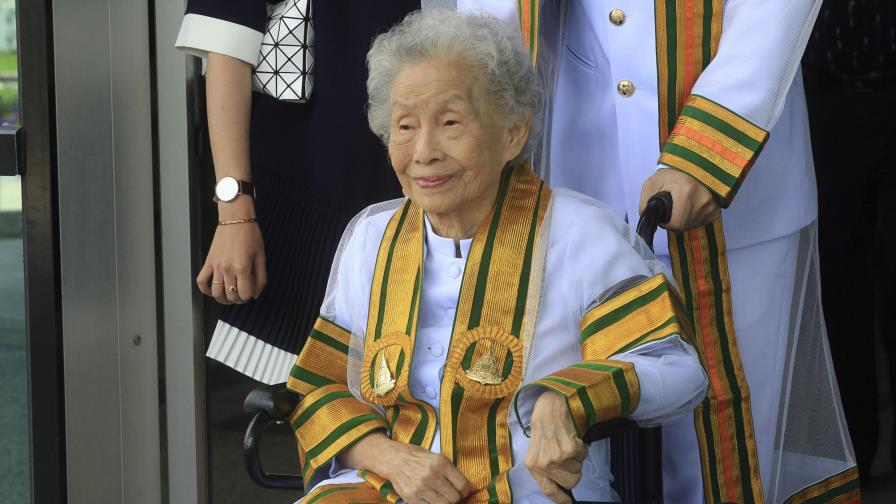 Mujer de 91 años se gradúa de universidad en Tailandia Mujer de 91 años se gradúa de universidad en Tailandia