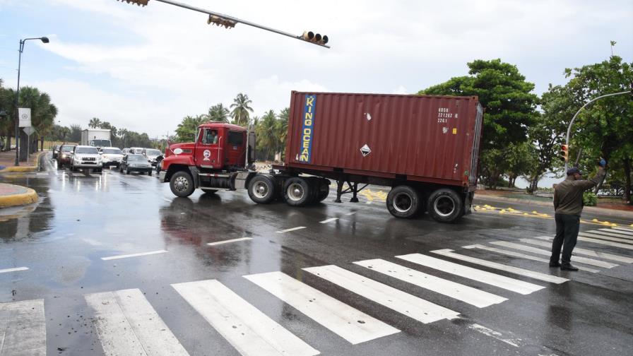 Amet anuncia reunión con empresarios para evaluar tránsito de camiones por el Malecón Amet anuncia reunión con empresarios para evaluar tránsito de camiones por el Malecón