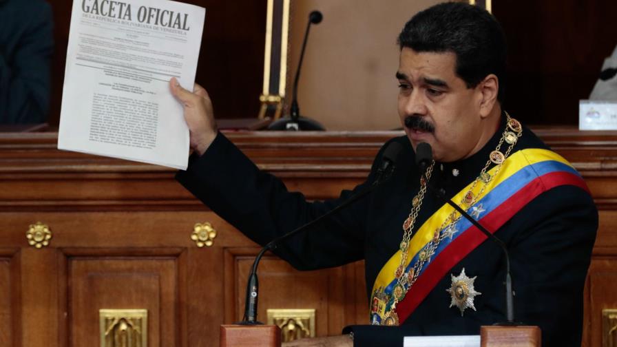 Maduro entrega a la Asamblea Constituyente su proyecto de Constitución Maduro entrega a la Asamblea Constituyente su proyecto de Constitución
