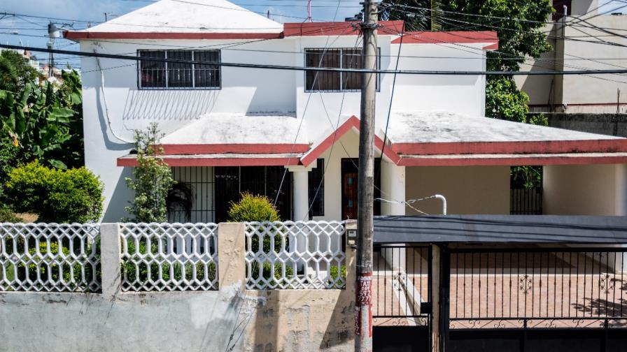 Cámara de seguridad capta vehículo de sacerdote próximo a casa cural tras crimen de menor