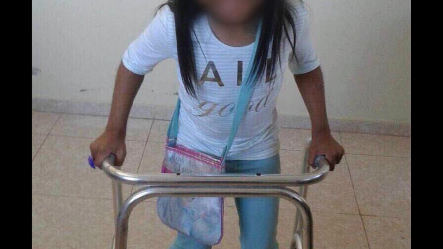 Denuncian colegio se niega a reinscribir niña con discapacidad motriz; Educación investiga