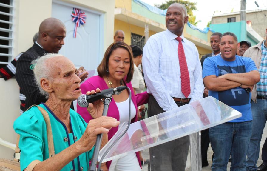 Alcaldía de Santo Domingo Este construye y amuebla vivienda a anciana de 89 años 