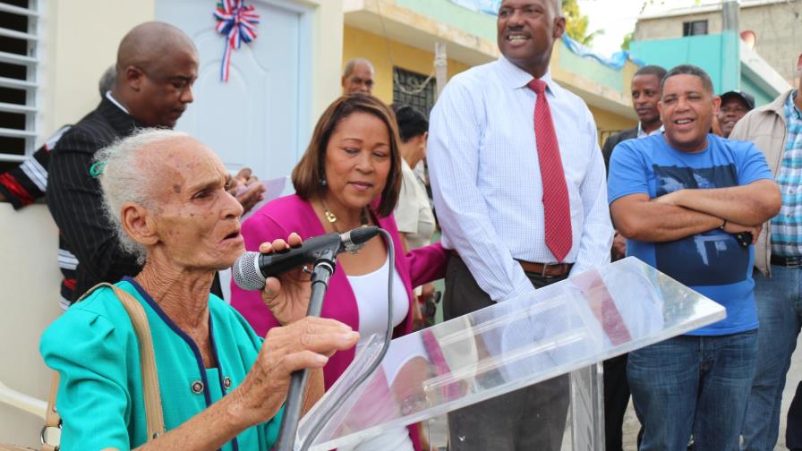 Alcaldía de Santo Domingo Este construye y amuebla vivienda a anciana de 89 años 
