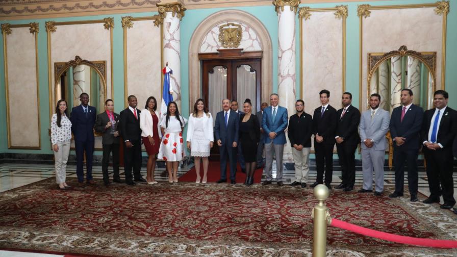 Presidente Medina recibe a ganadores del Premio Nacional de la Juventud 2017 Presidente Medina recibe a ganadores del Premio Nacional de la Juventud 2017