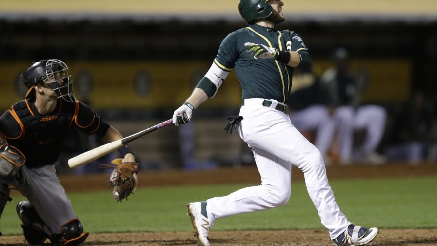 Jed Lowrie pega doble decisivo y Atléticos superan 5-4 a Orioles 