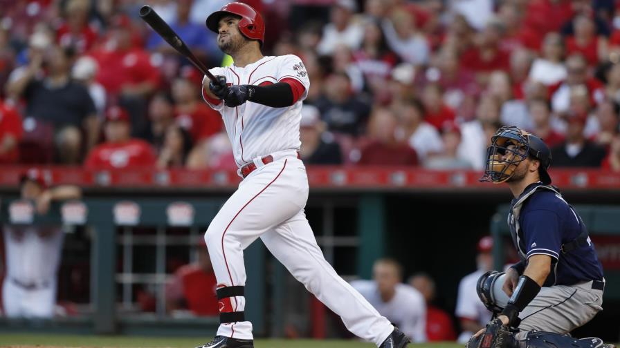 Suárez guía victoria de los Rojos; Villar se destaca en derrota de Cerveceros