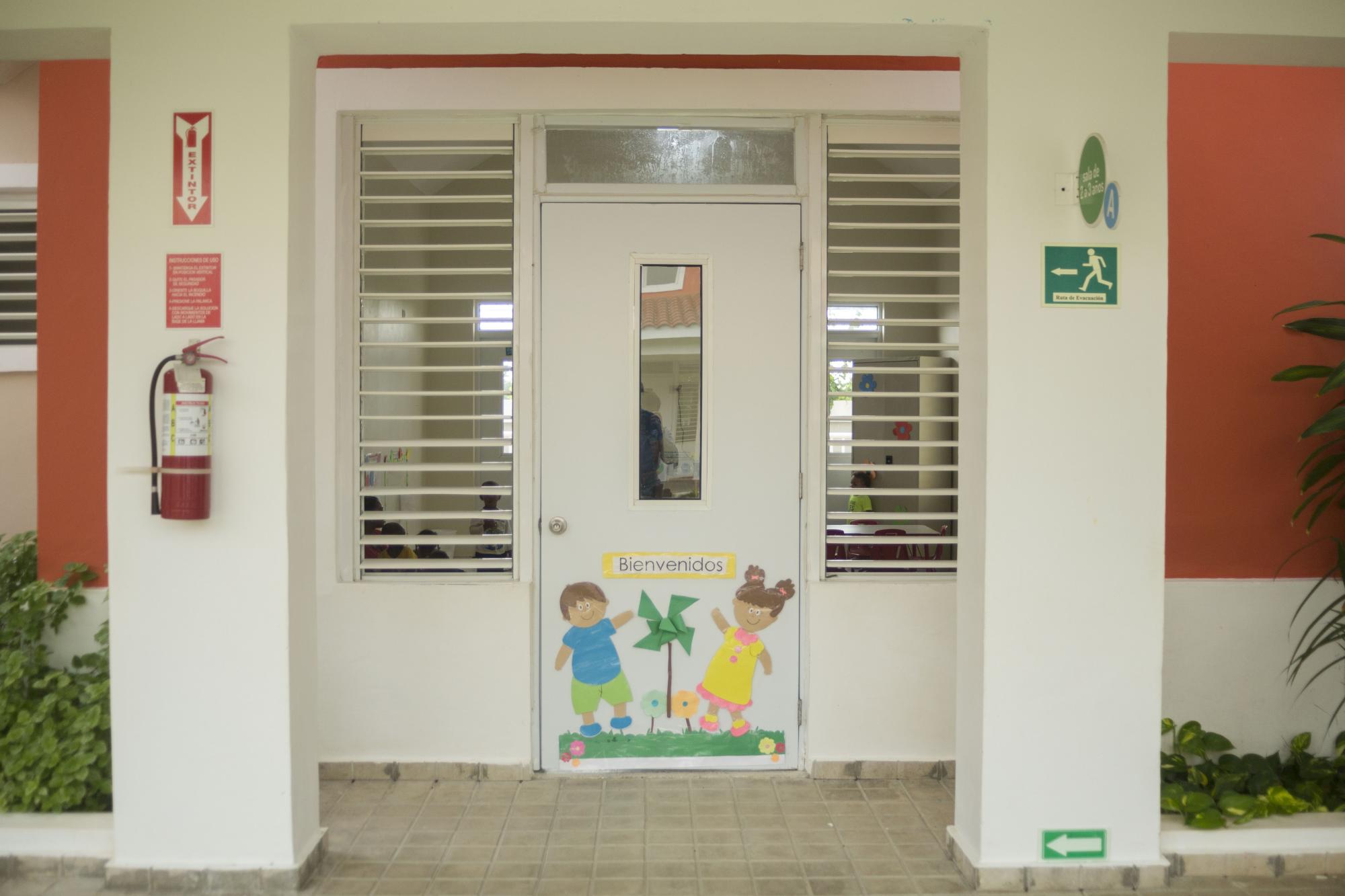 Vista frontal de una de las dos salas para niños de dos a tres años del CAIPI Brisas del Norte. Cada sala tiene una matrícula limitada de 30 niños.