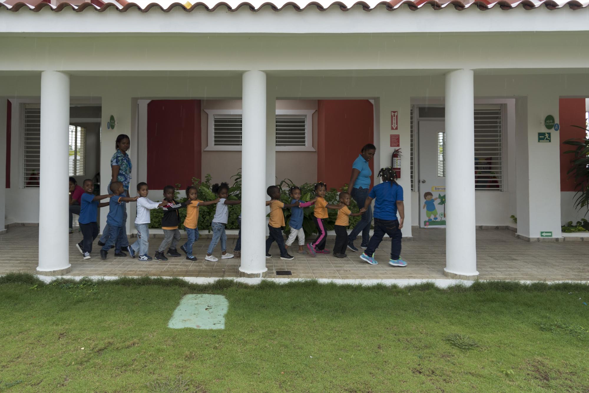 En la foto figuran niños de tres y cuatro años que, tras la hora del almuerzo, caminaron en fila hacia sus respectivas salas.