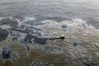 Derrame petrolero causa estragos en Kuwait