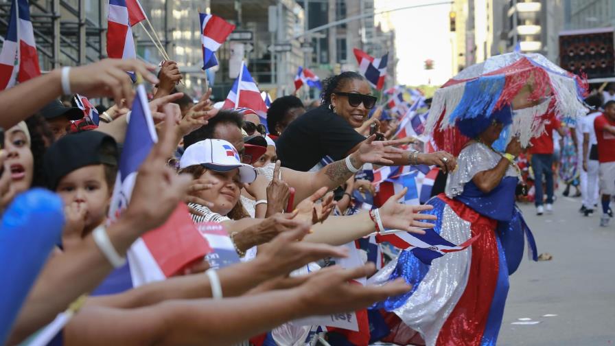 Parada dominicana llena de colorido a Nueva York Parada dominicana llena de colorido a Nueva York
