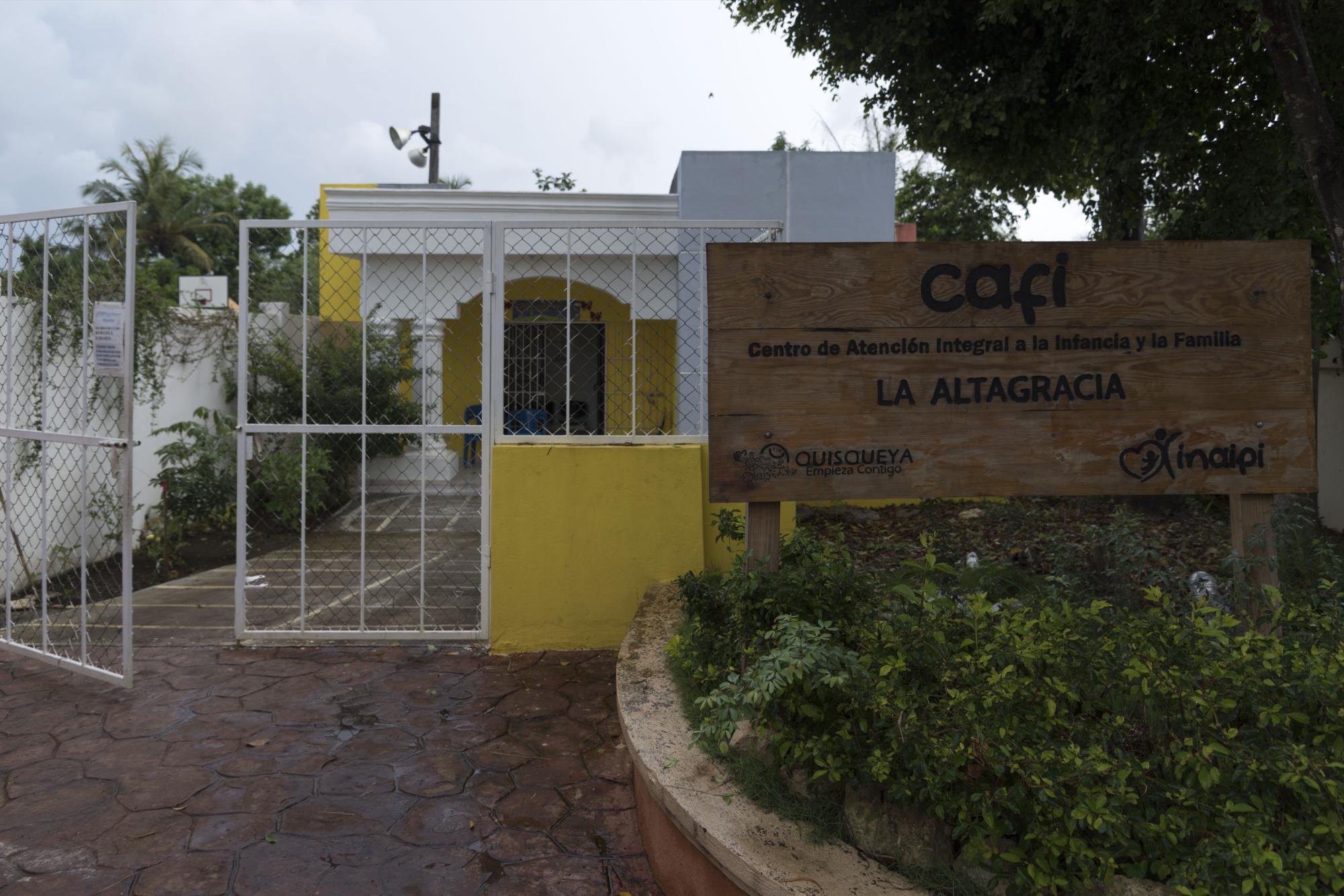 Fachada frontal del Centro de Atención a la Infancia y la Familia (CAFI) La Altagracia.