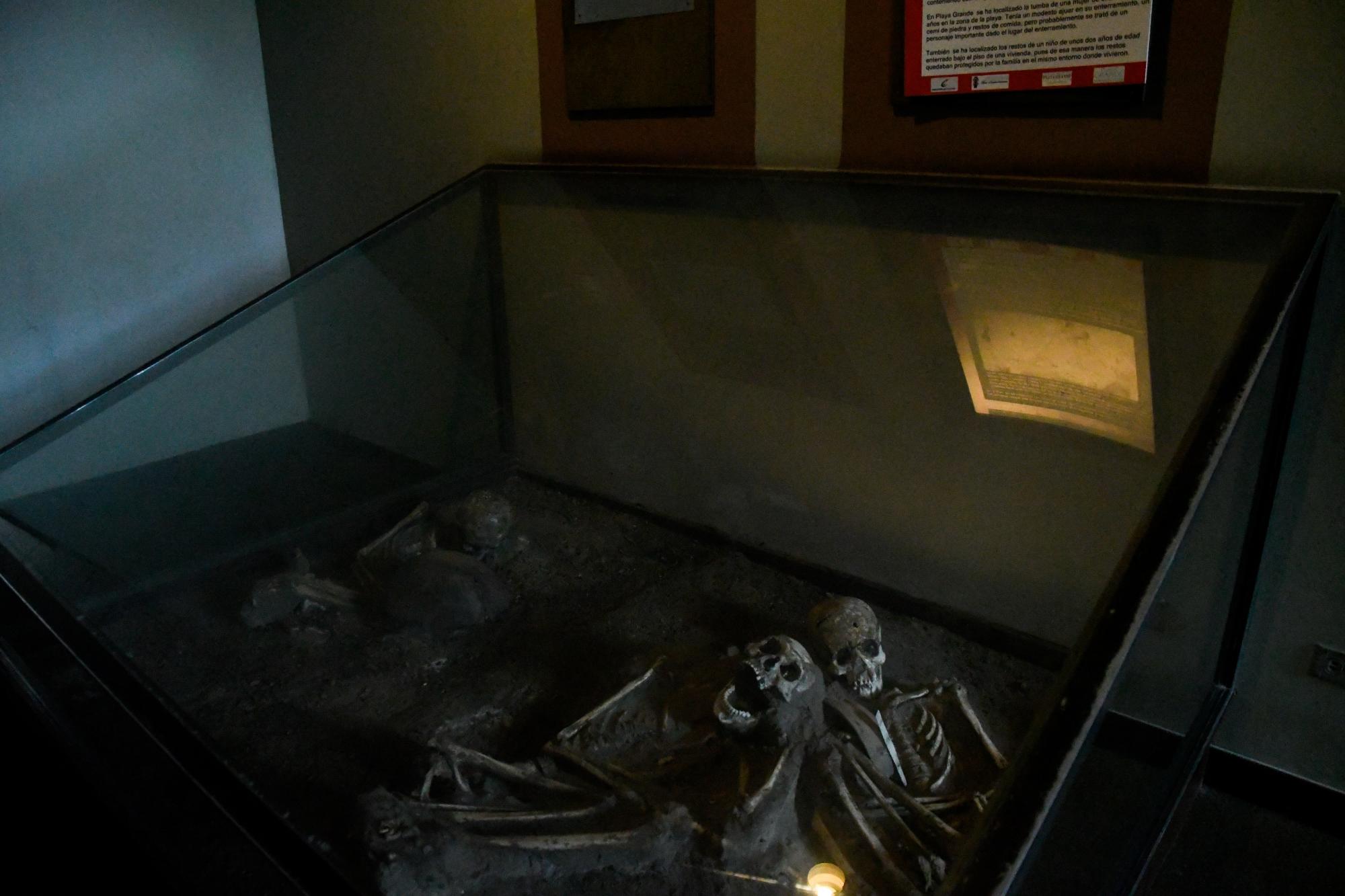 Osamentas de personajes importantes de la cultura taína.