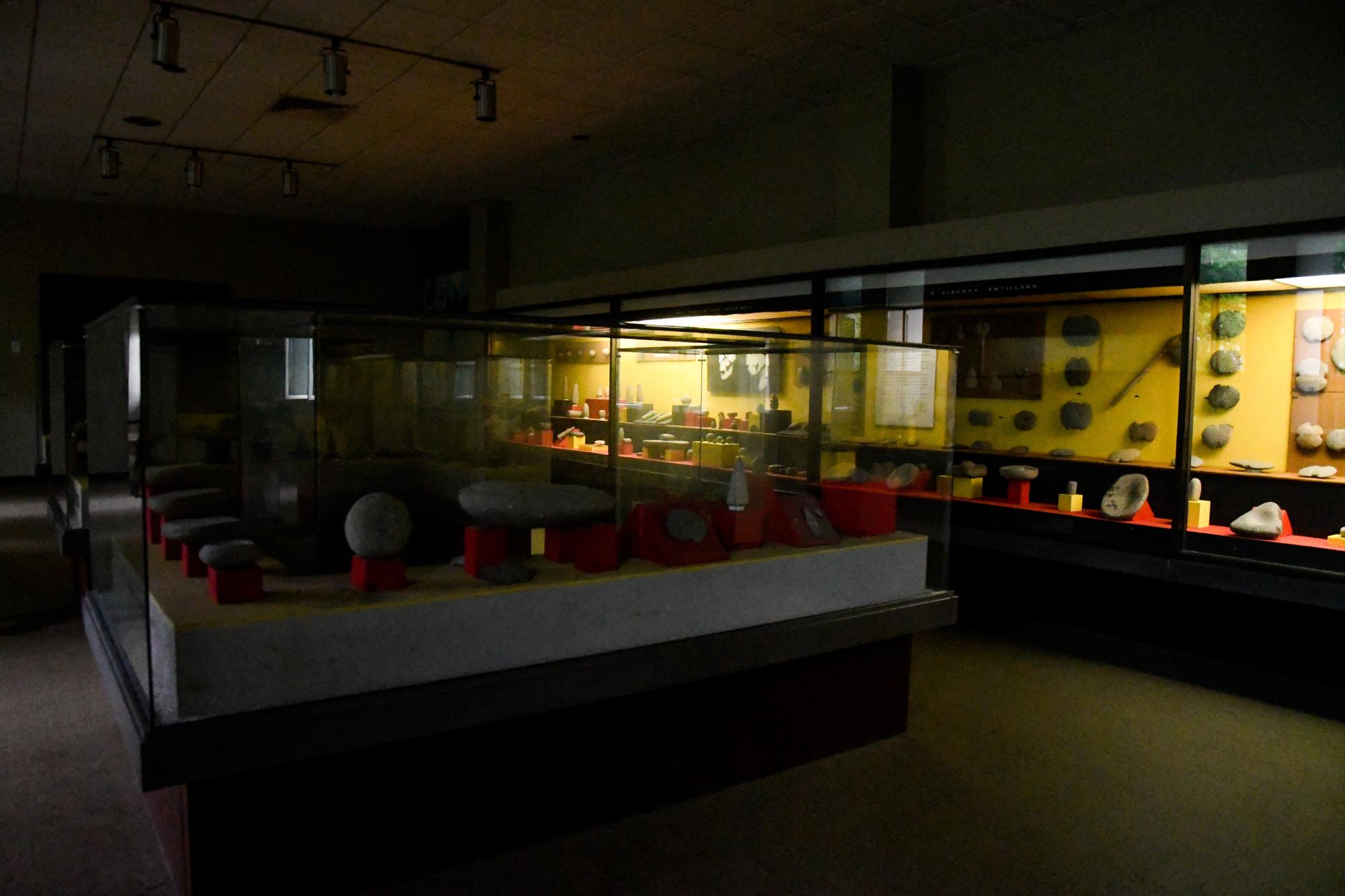 Piezas exhibidas en una sala con problemas de iluminación.