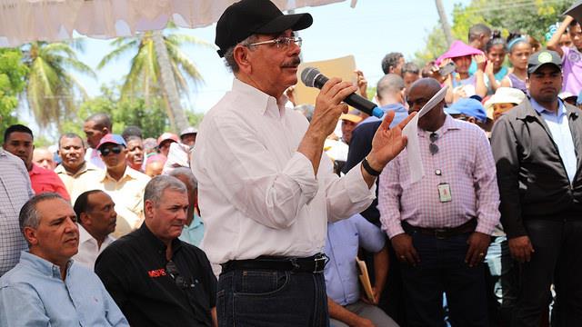 Danilo Medina promete apoyo a productores de rulos y guineos de Cristóbal