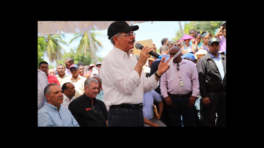 Danilo Medina promete apoyo a productores de rulos y guineos de Cristóbal Danilo Medina promete apoyo a productores de rulos y guineos de Cristóbal