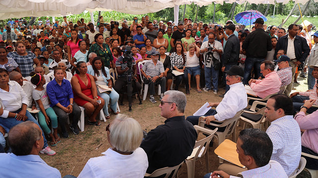 Medina y los funcionarios que le acompañaron escuchan a los residentes de Cristóbal.