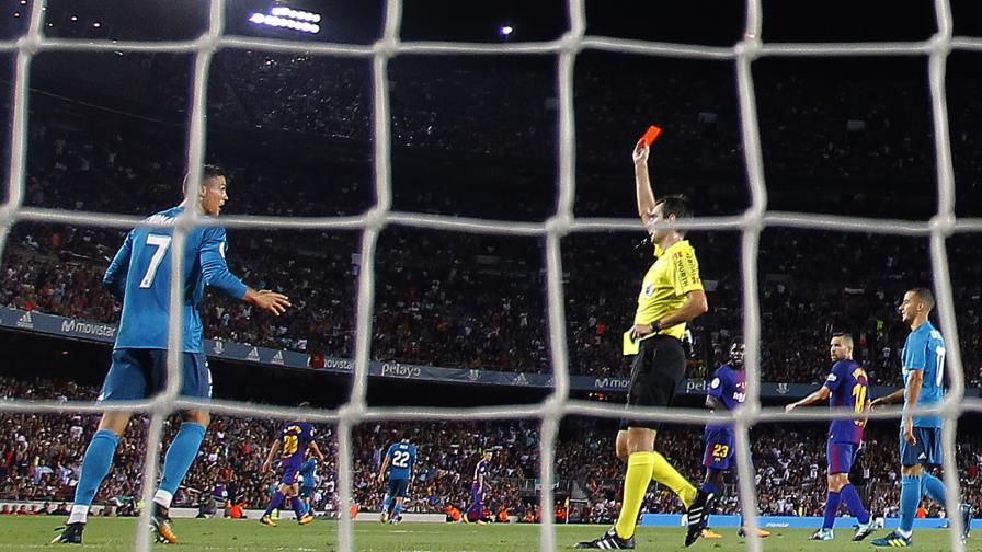 El Madrid ganó en el Camp Nou , pero perderá a Ronaldo por cinco partidos por empujar a árbitro