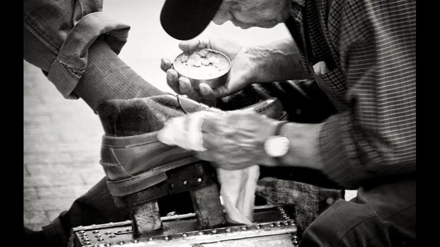 Zapatos que escuchan a un filósofo 