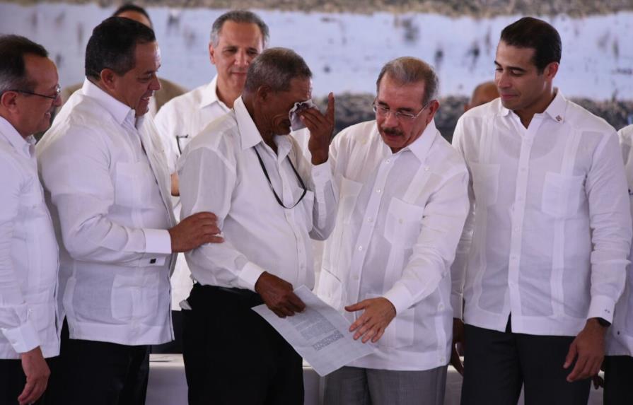 Presidente Danilo Medina entrega títulos definitivos a parceleros de San Juan