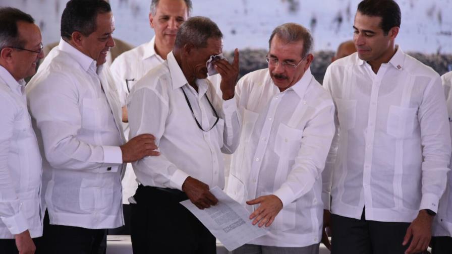 Presidente Danilo Medina entrega títulos definitivos a parceleros de San Juan
