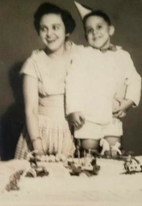 Doña Mary y Celso en un cumpleaños, luego de que enfermara de polio.