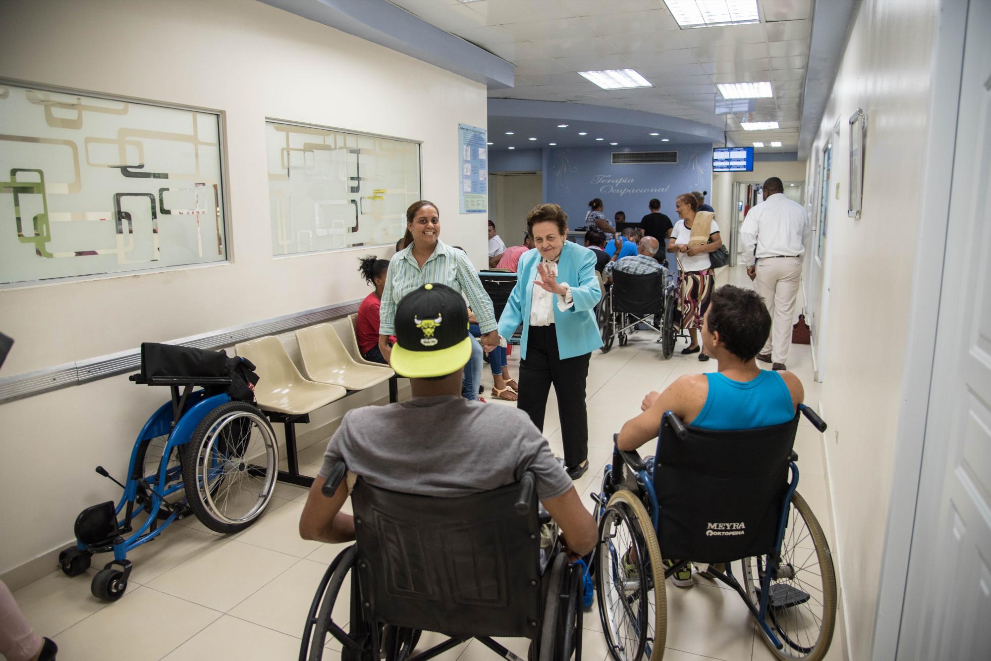 Doña Mary Pérez de Marranzini visita el área de terapia física para adultos de la ADR.