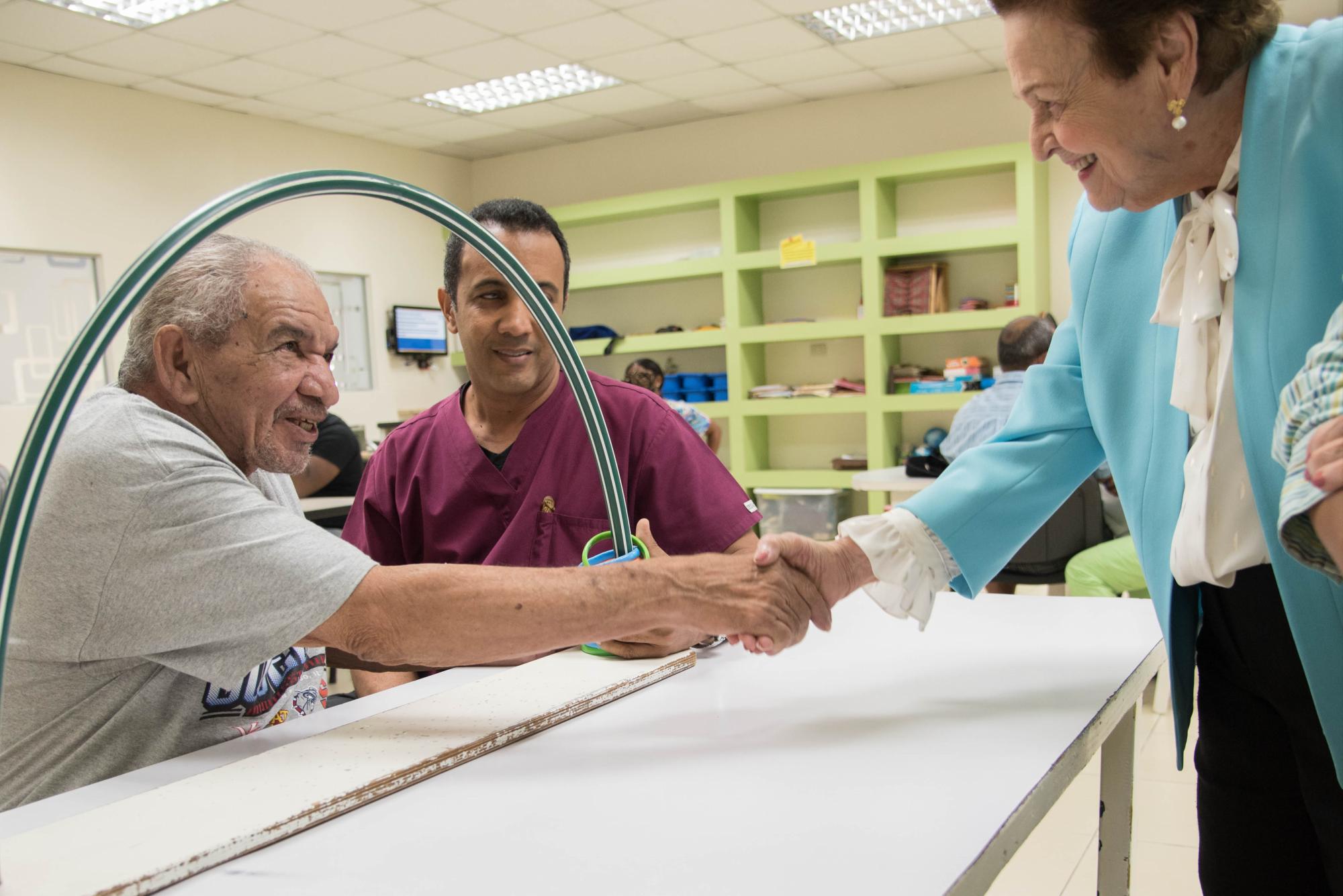 Doña Mary Pérez de Marranzini visita el área de terapia física para adultos de la ADR.