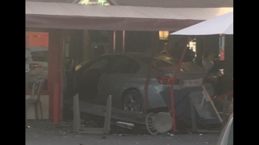Un coche se empotra en pizzería cerca de París: una niña muerta y 7 heridos